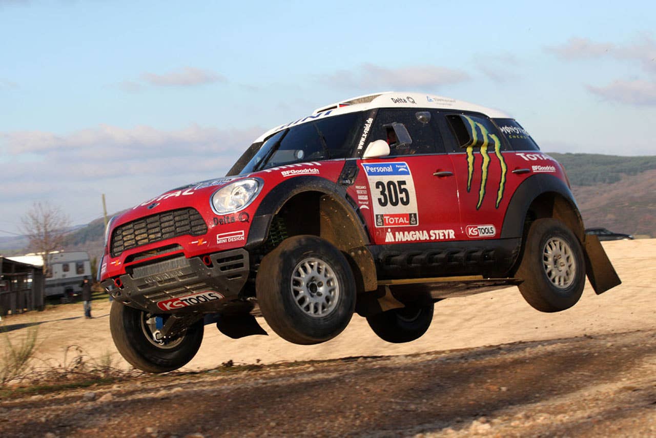 Guerlian Chicherit (FRA) und Co-Driver Michel Perin (FRA) im MINI Dakar, Test in Le Creusot/ FRA, 13.12.2010