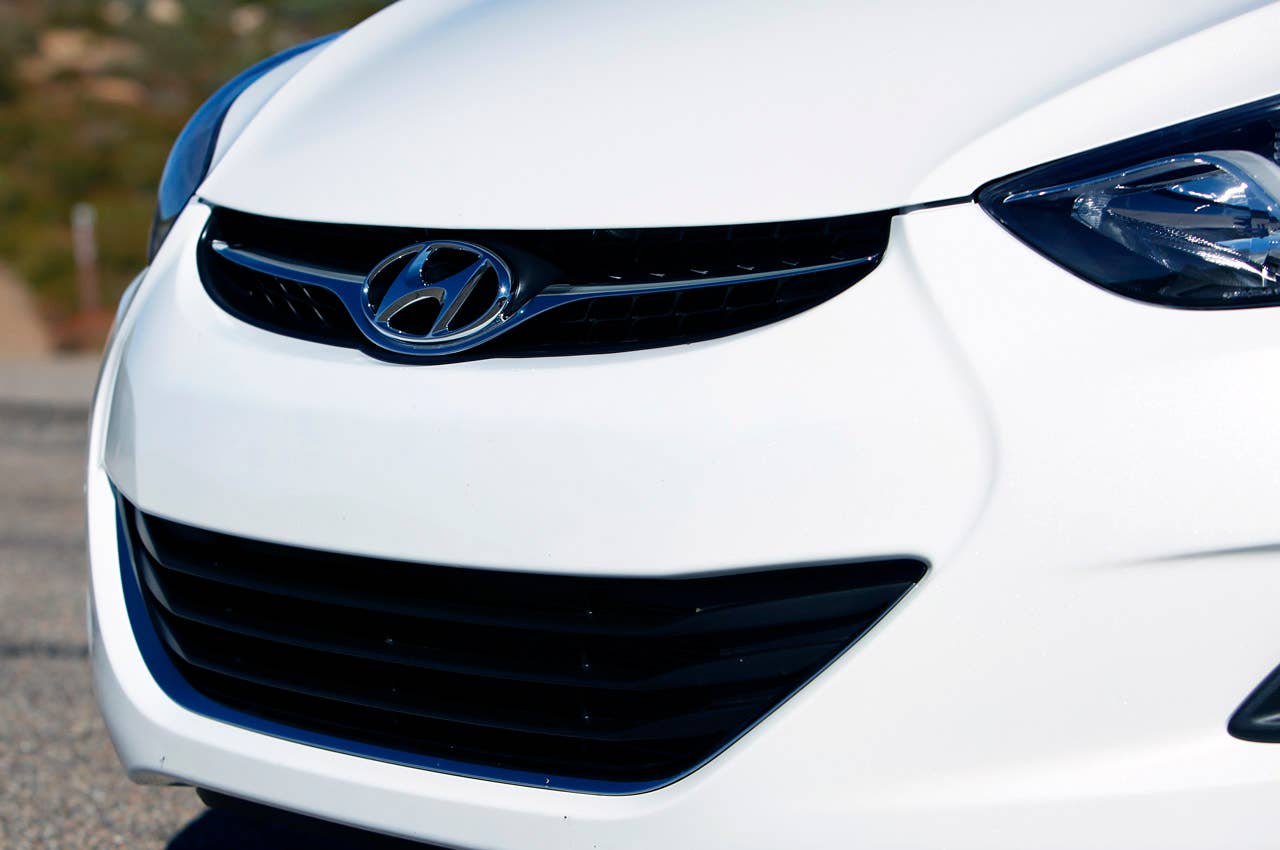 2011 Hyundai Elantra front detail
