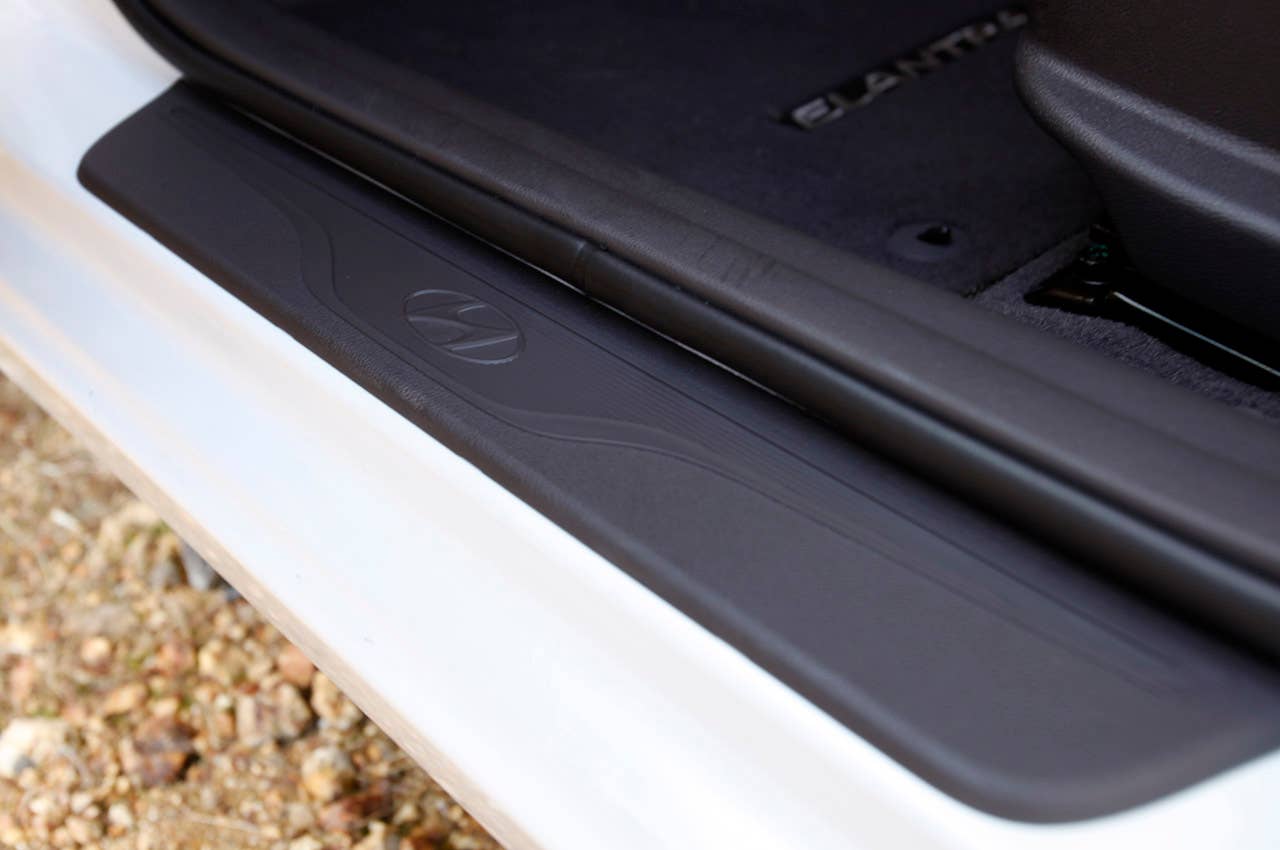 2011 Hyundai Elantra side sill