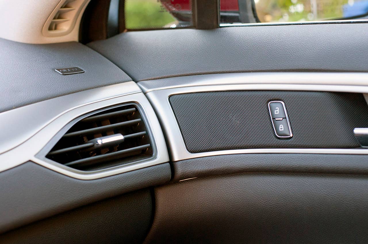 2013 Lincoln MKZ door trim