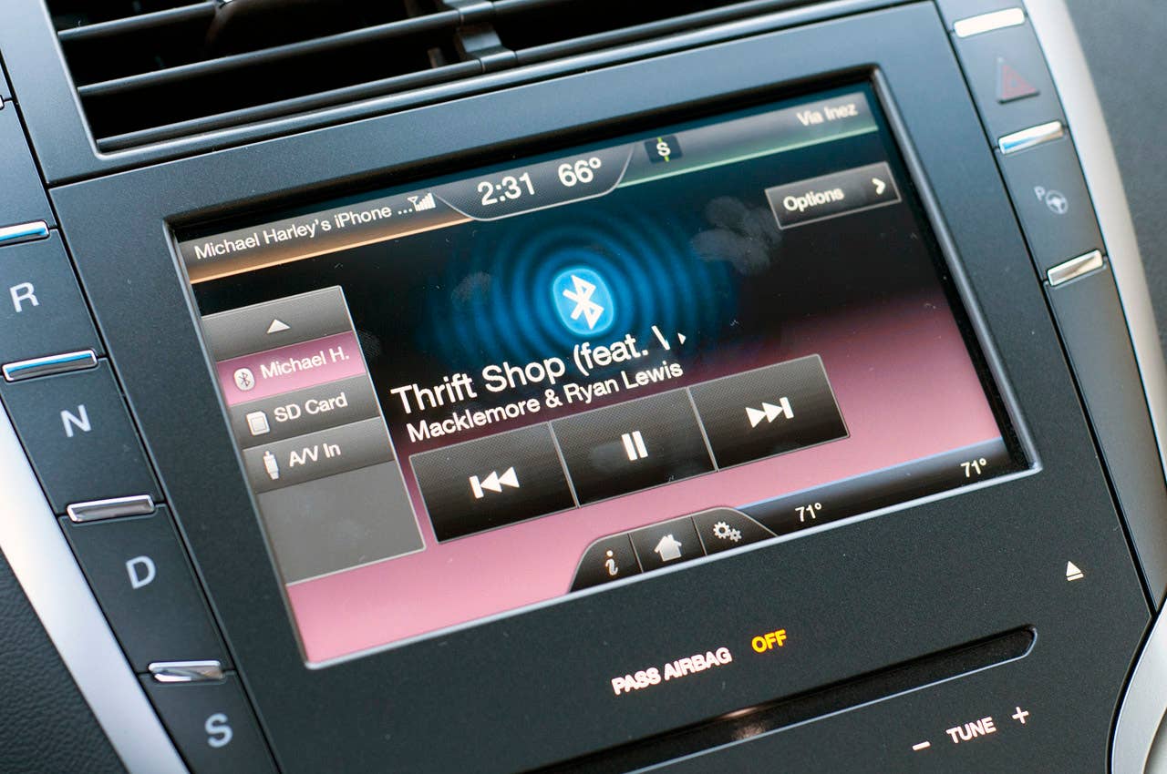 2013 Lincoln MKZ infotainment system