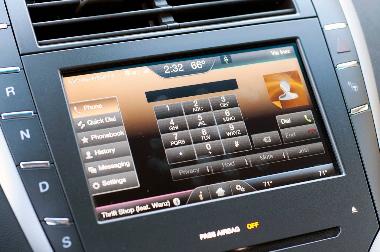 2013 Lincoln MKZ infotainment system