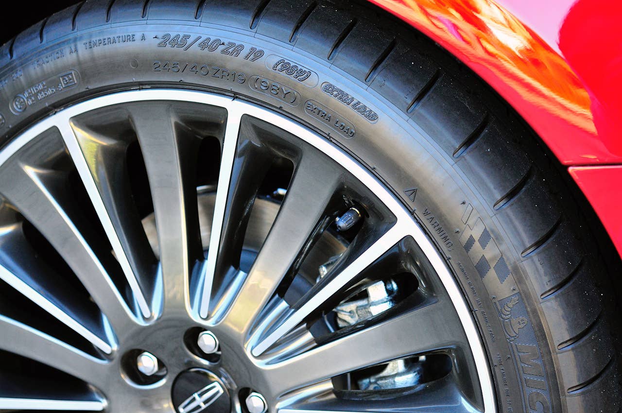 2013 Lincoln MKZ wheel