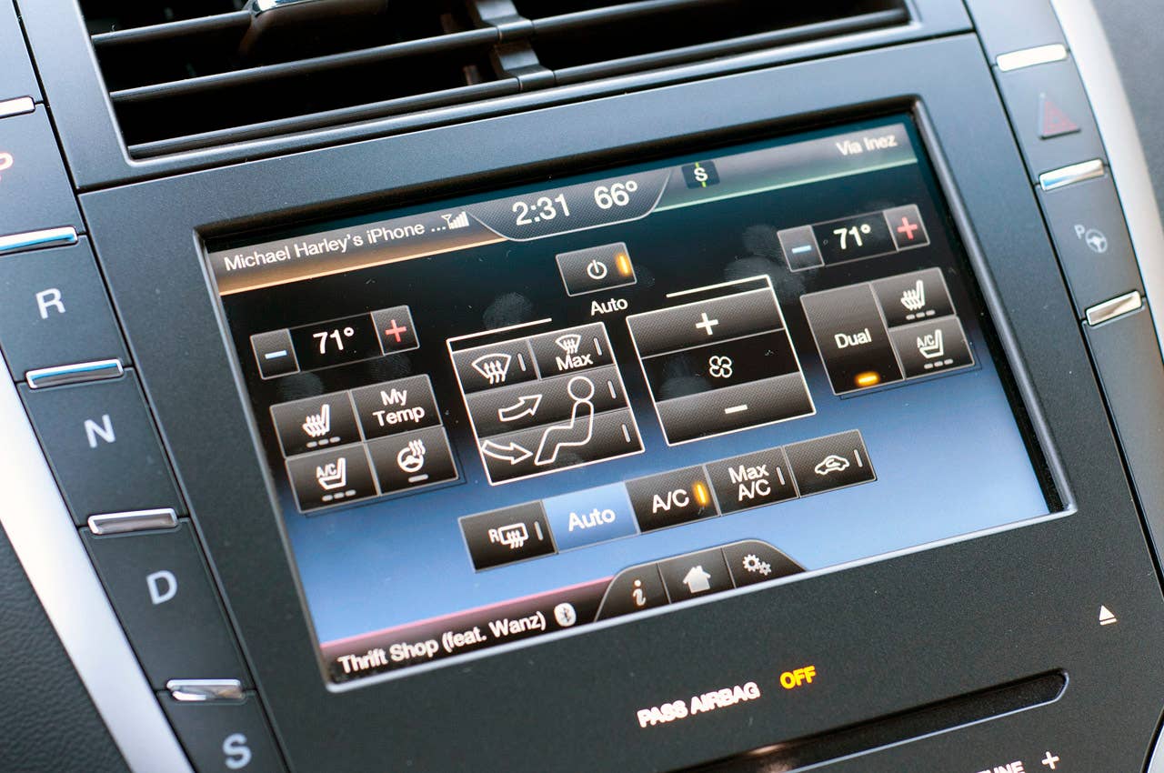 2013 Lincoln MKZ infotainment system