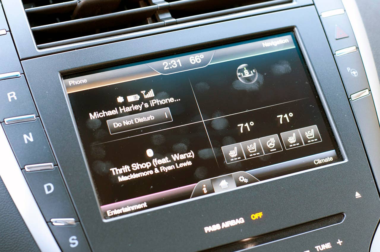 2013 Lincoln MKZ infotainment system