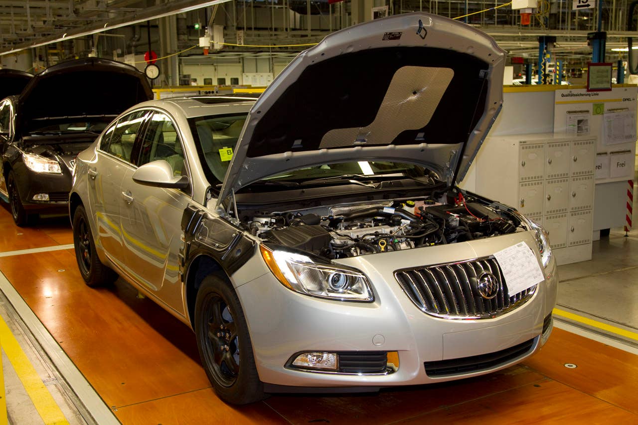 Buick Regal on the Russellsheim assembly line