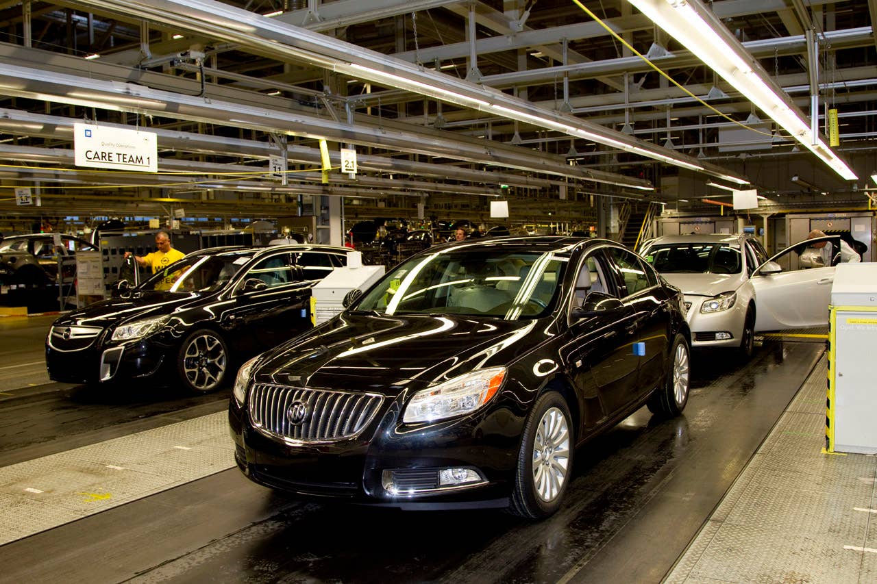 Buick Regal on the Russellsheim assembly line