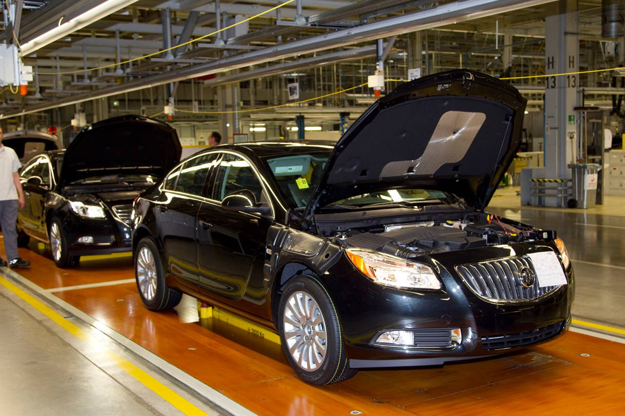 Buick Regal on the Russellsheim assembly line