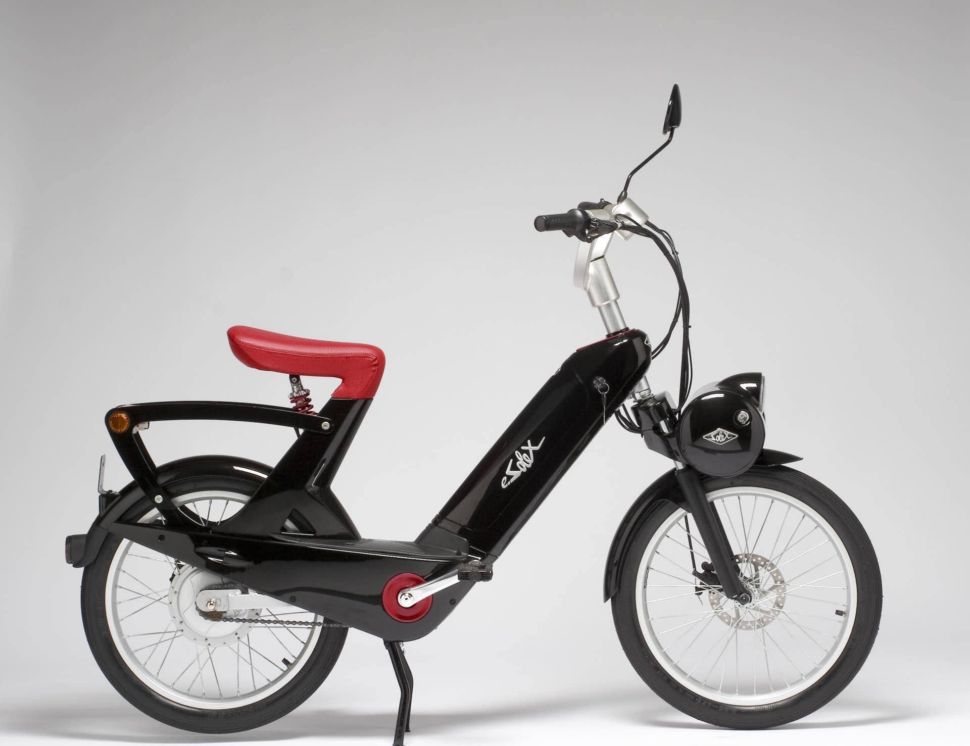 Side view of the eSolex, the electric retro scooter