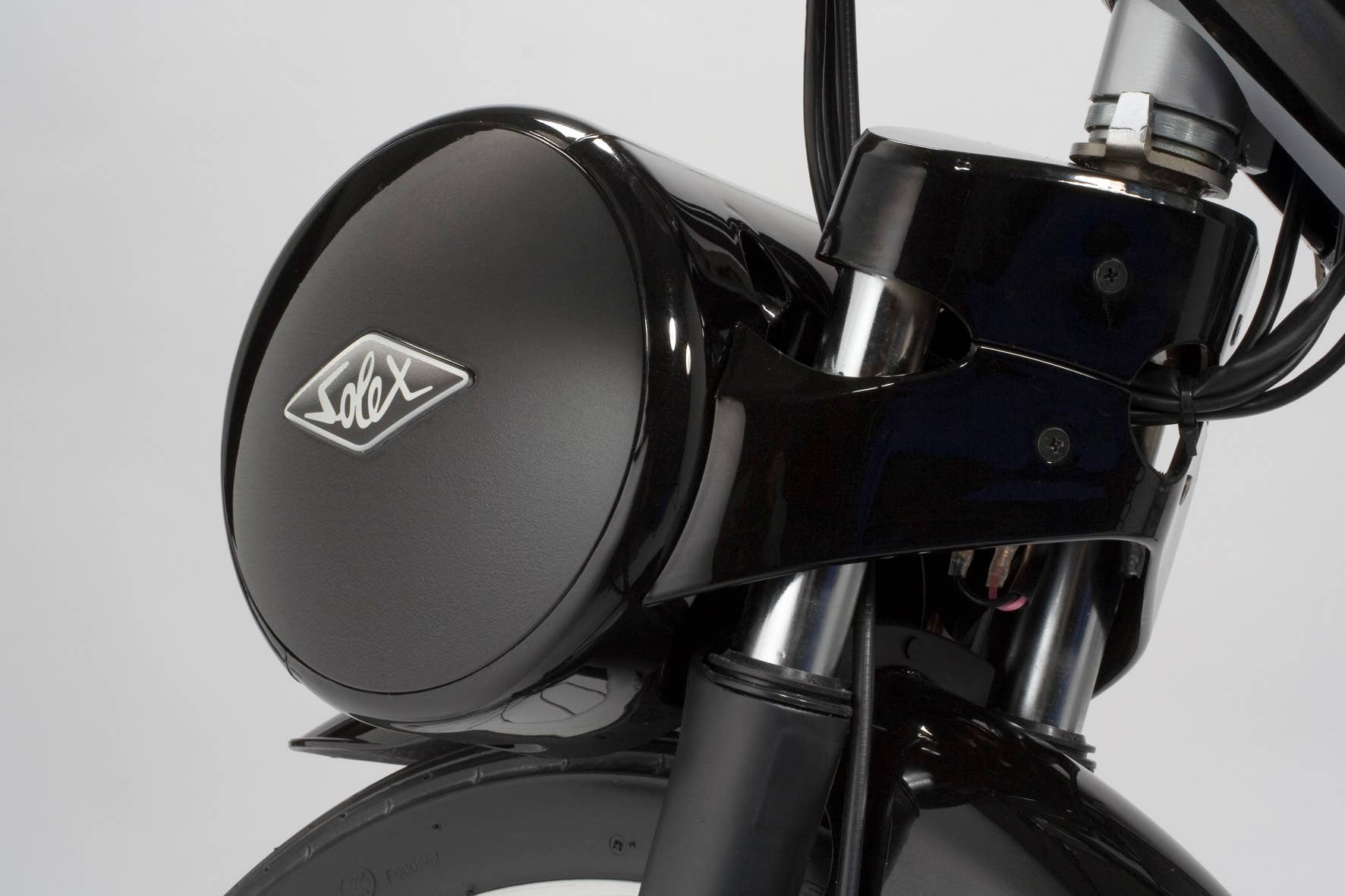 View of the storage compartment where the former gasoline deposit was. Current power batteries are in the frame of the bike