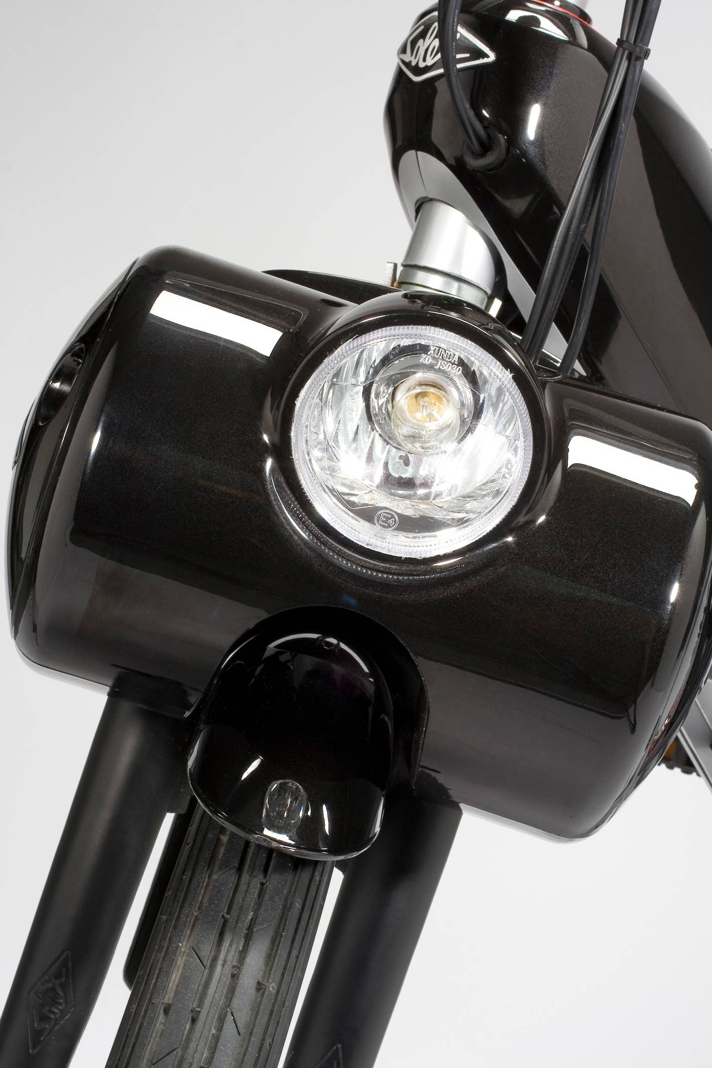 The front small storage compartment ressembles the VeloSolex old motor