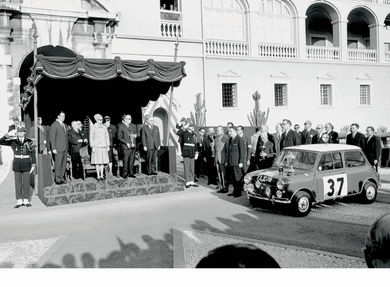 Princely reception: Hopkirk/Liddon taking the winner trophy, Rallye Monte Carlo 1964 (01/2004)