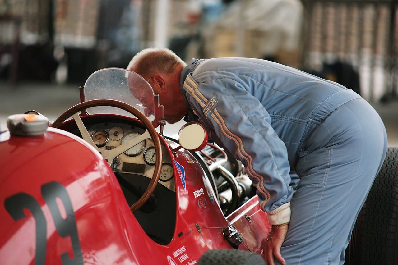 A driver looks over the Tecnica Meccanica-Maserati 250F