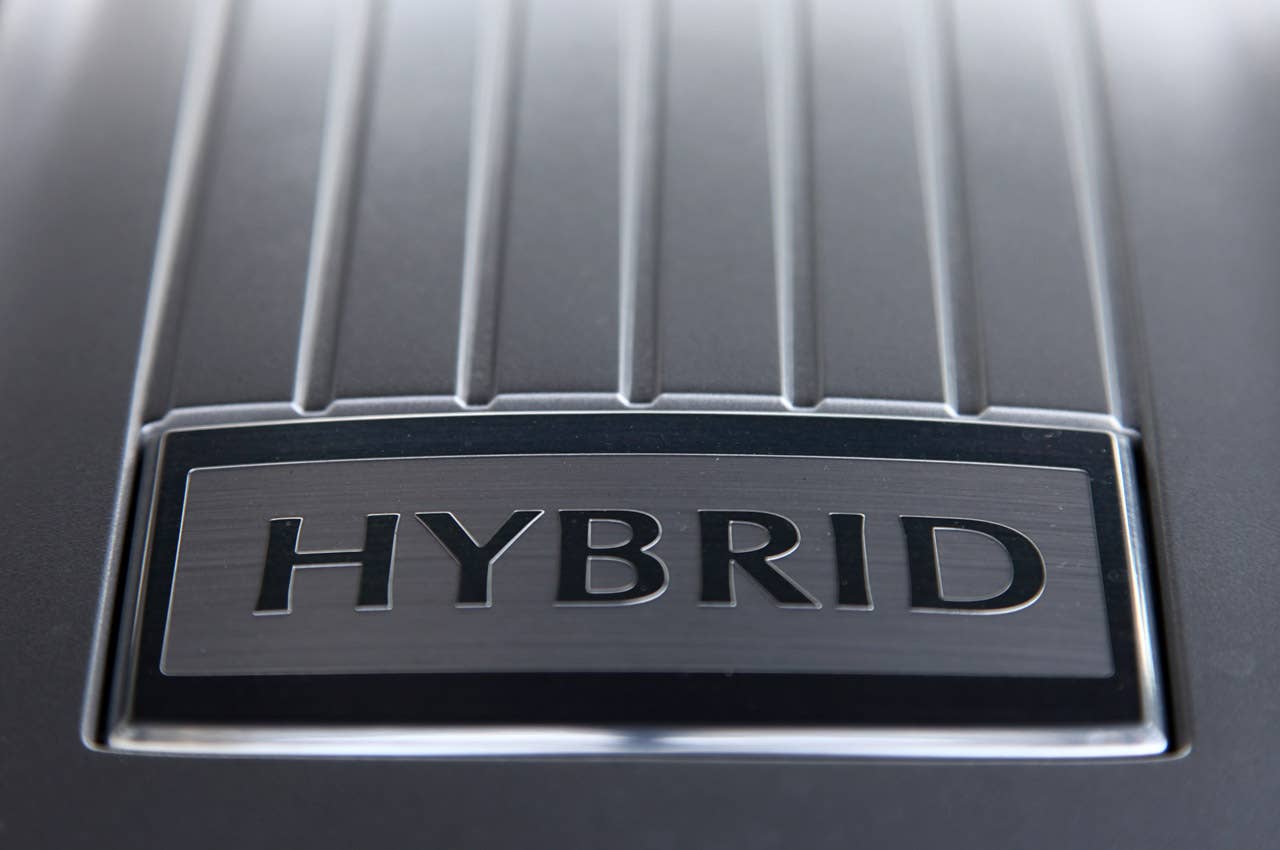 2012 Infiniti M35h engine detail