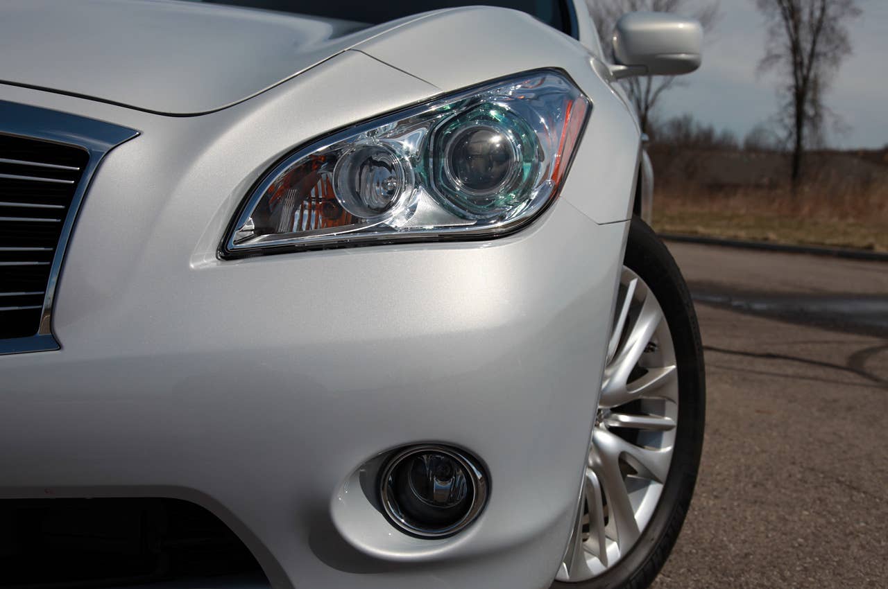 2012 Infiniti M35h front detail