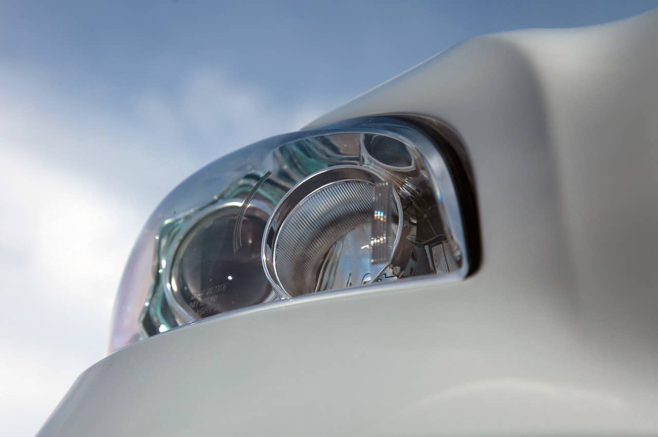 2012 Infiniti M35h headlight