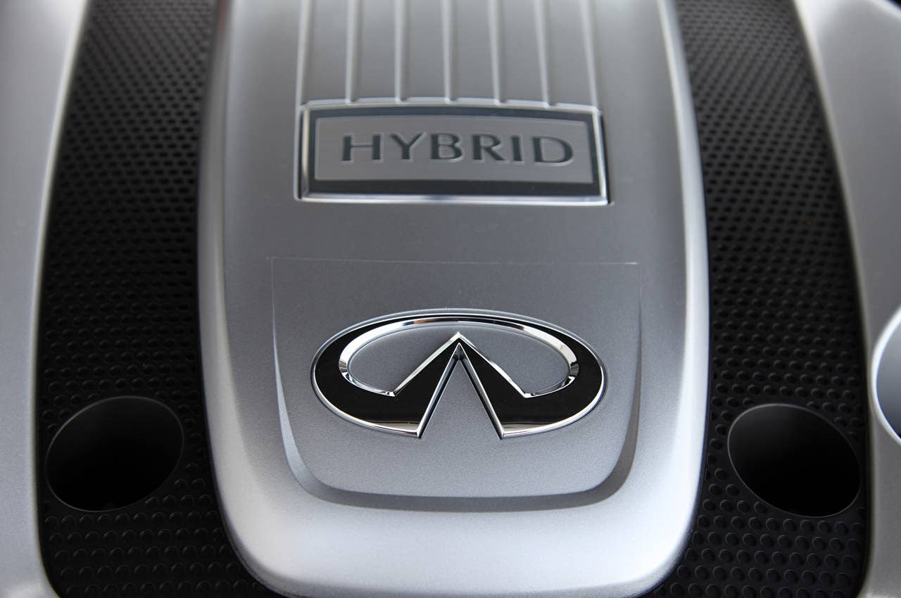 2012 Infiniti M35h engine detail