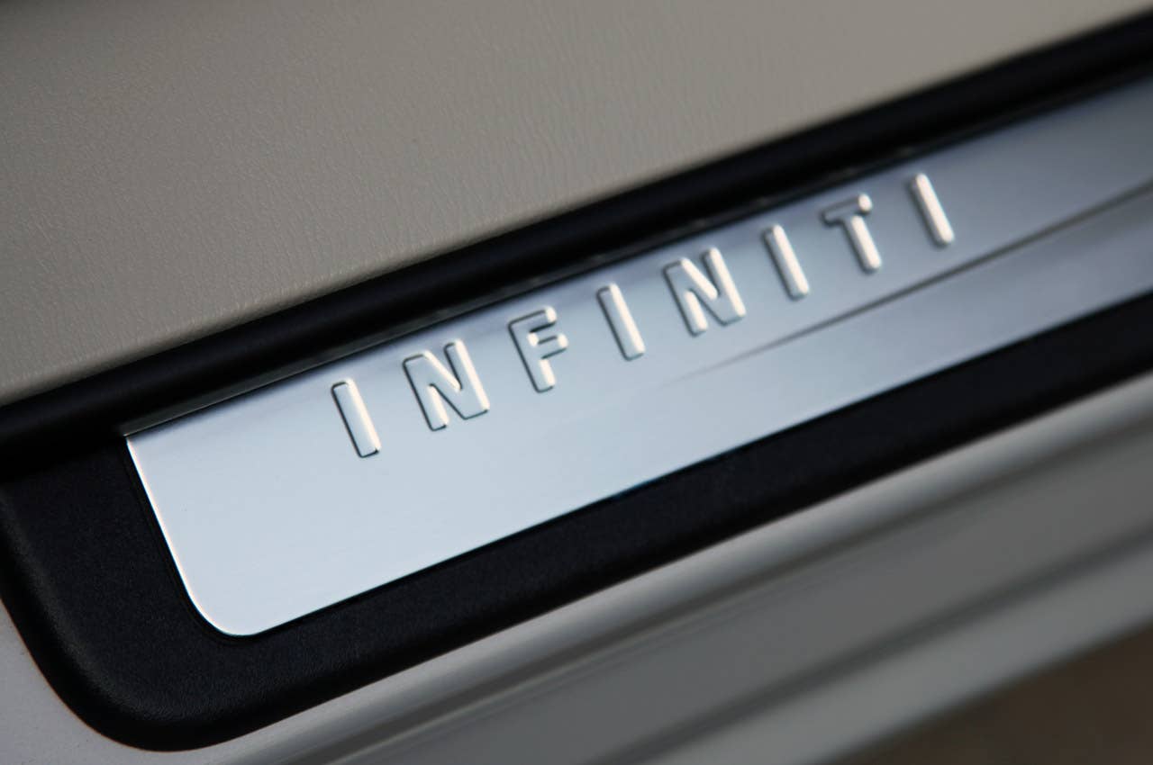 2012 Infiniti M35h sill plate