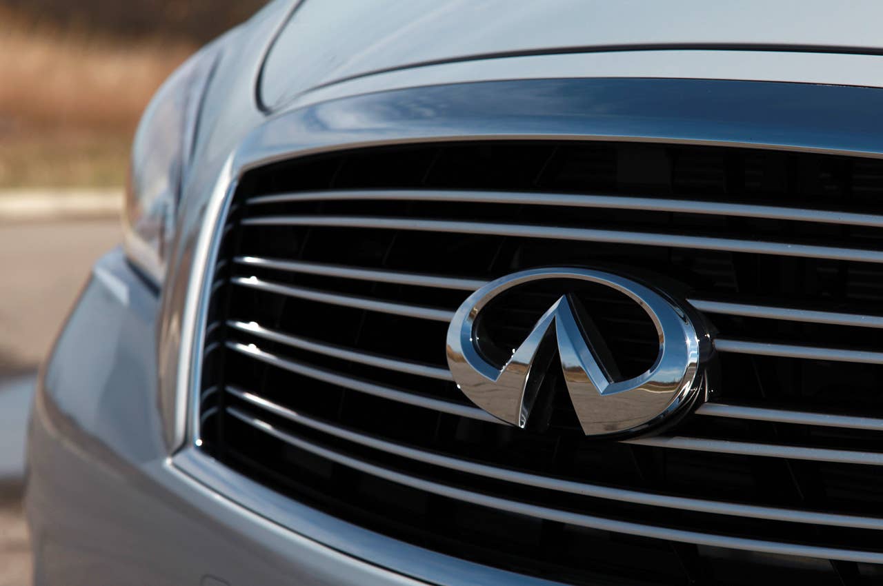 2012 Infiniti M35h grille