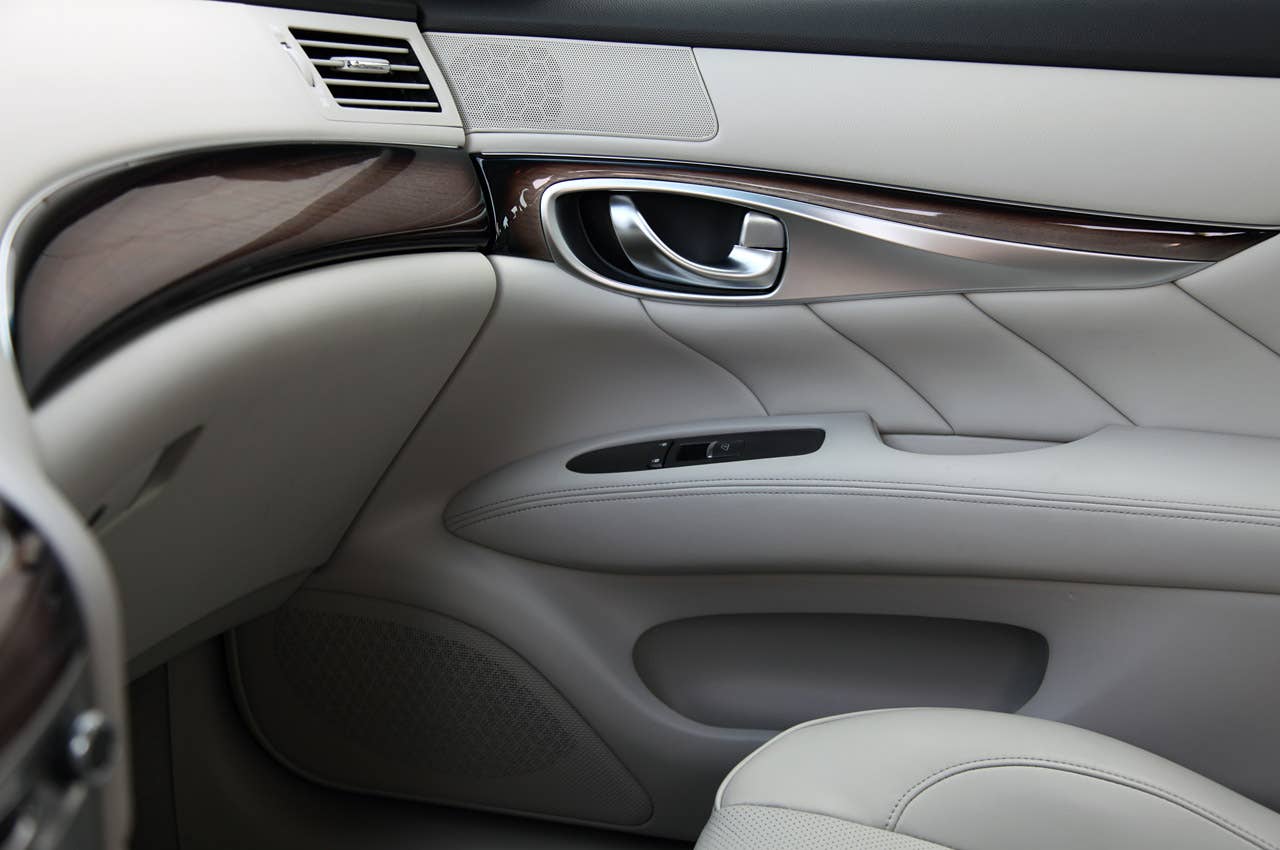 2012 Infiniti M35h wood trim