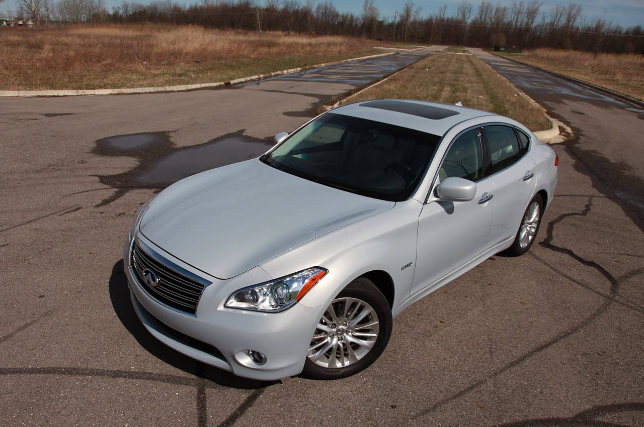 2012 Infiniti M35h front 3/4 view