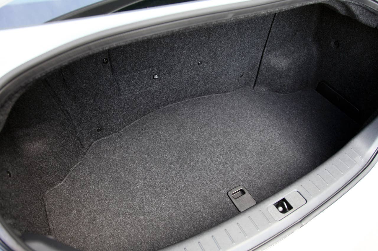 2012 Infiniti M35h trunk