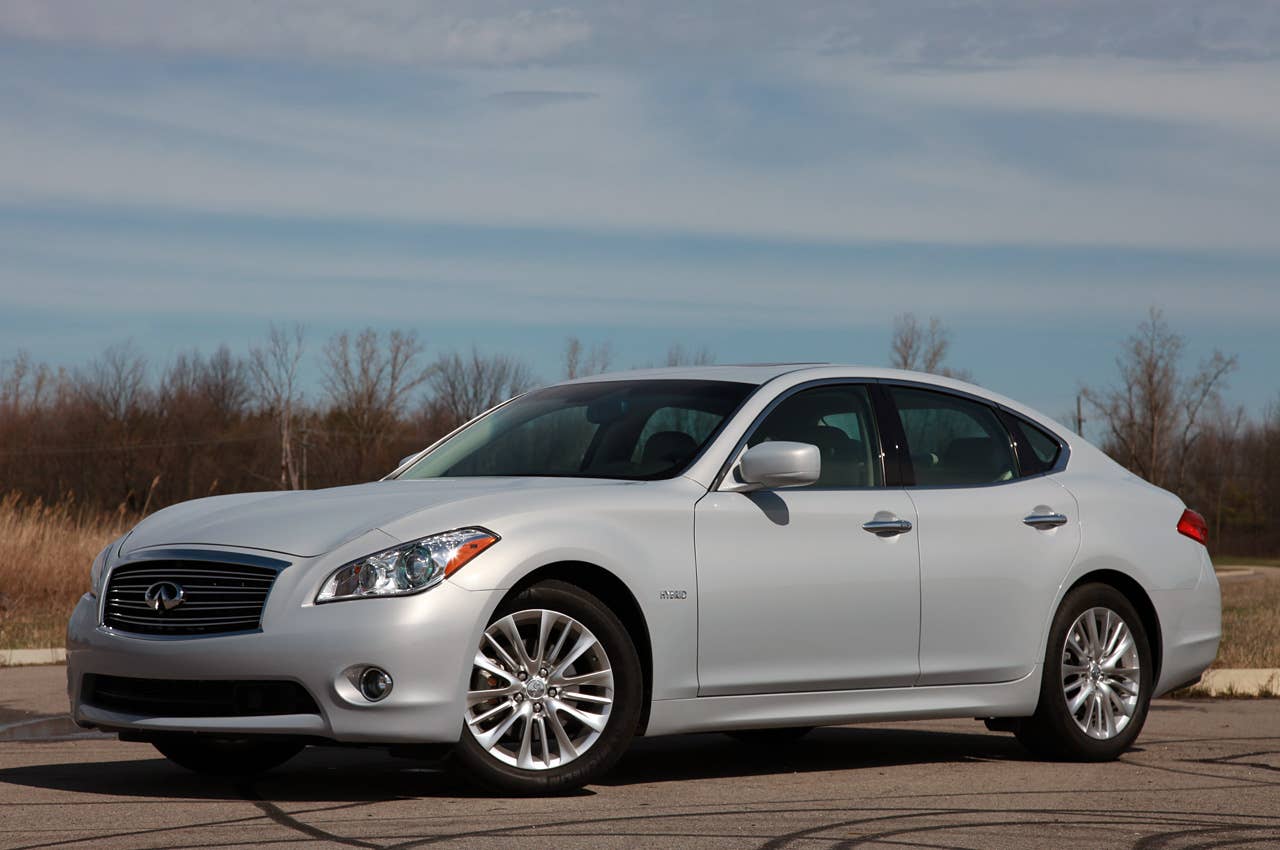 2012 Infiniti M35h front 3/4 view