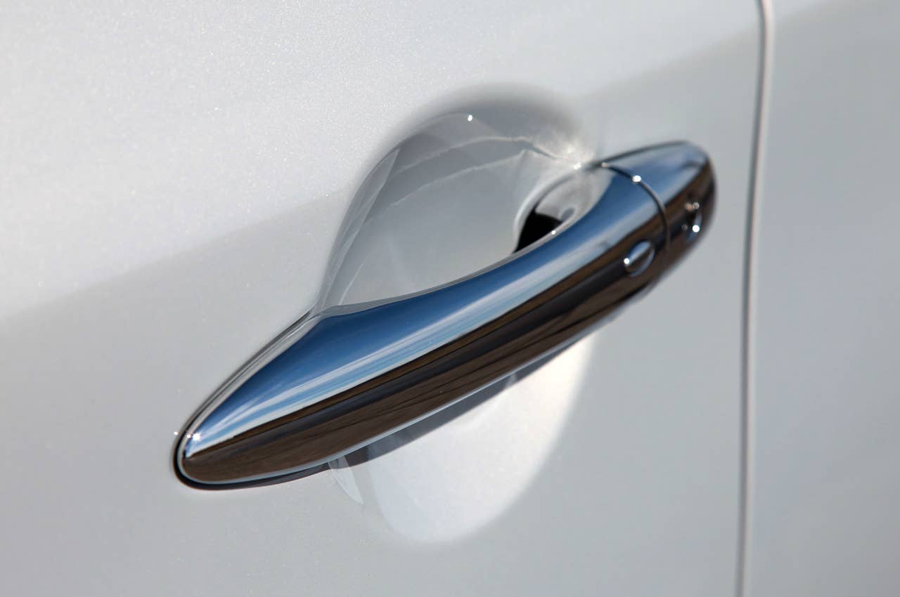 2012 Infiniti M35h door handle