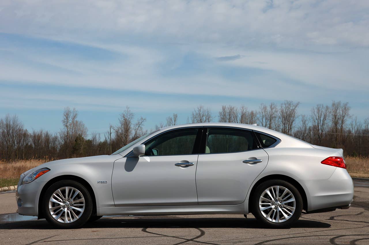 2012 Infiniti M35h side view