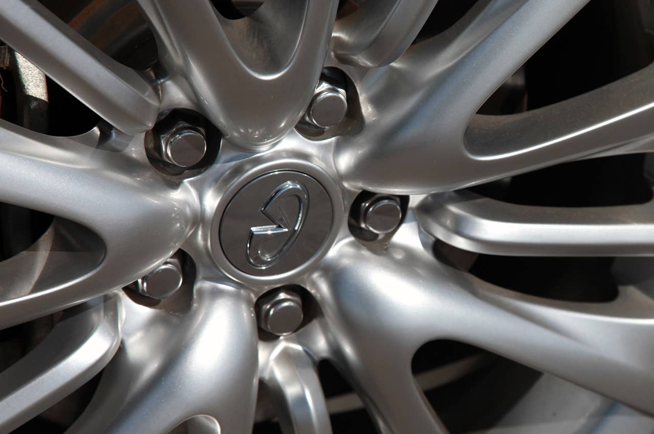 2012 Infiniti M35h wheel detail
