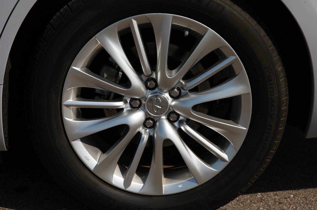 2012 Infiniti M35h wheel