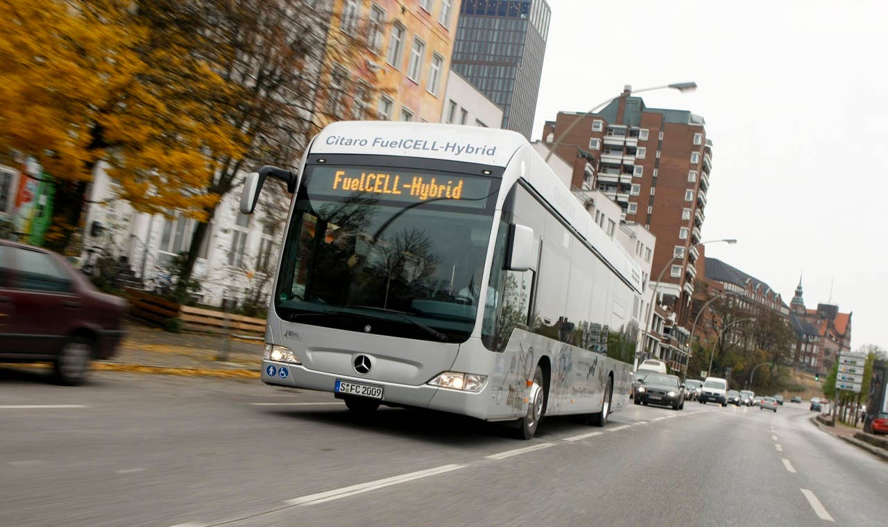 Mercedes-Benz Citaro FuelCELL-Hybrid im Fahrbetrieb. Mercedes-Benz Citaro FuelCELL-Hybrid in operation.