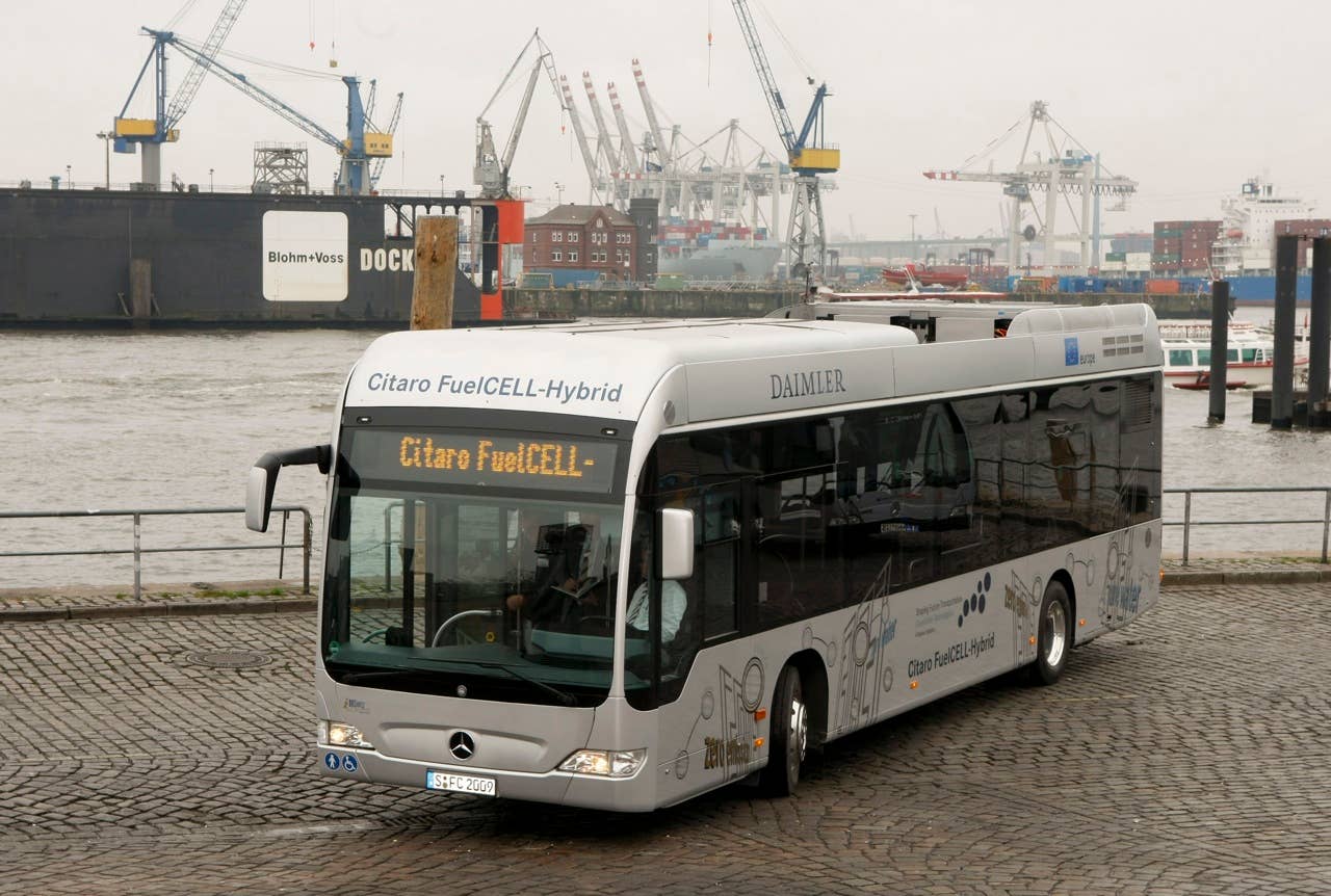 Mercedes-Benz Citaro FuelCELL-Hybrid im Hamburger Hafen. Mercedes-Benz Citaro FuelCELL-Hybrid at Hamburg Harbour.