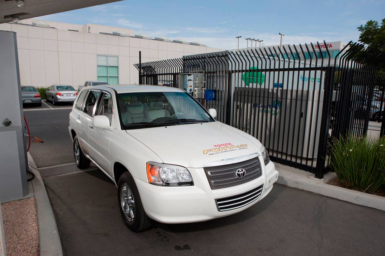 Toyota FCHV-adv-2010