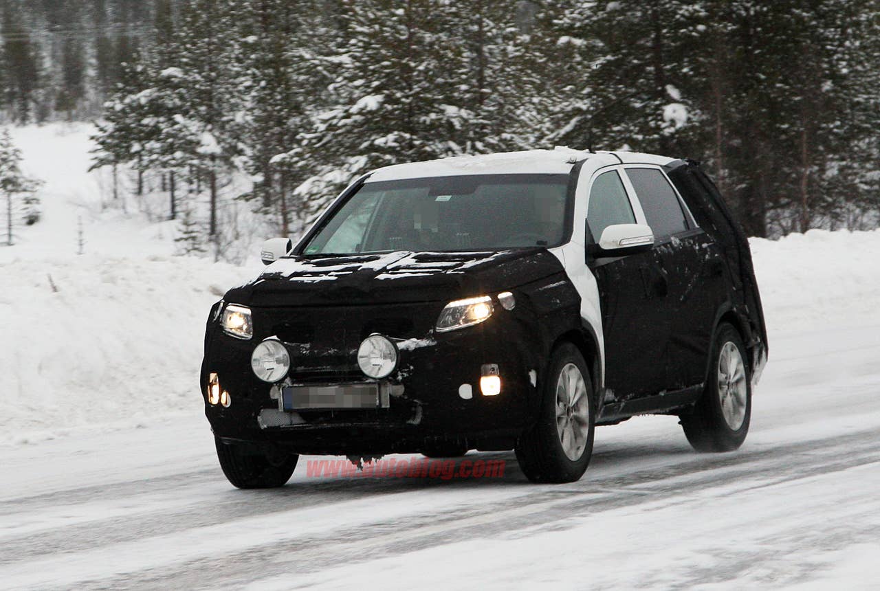 Kia Sorento facelift spy shots front 3/4