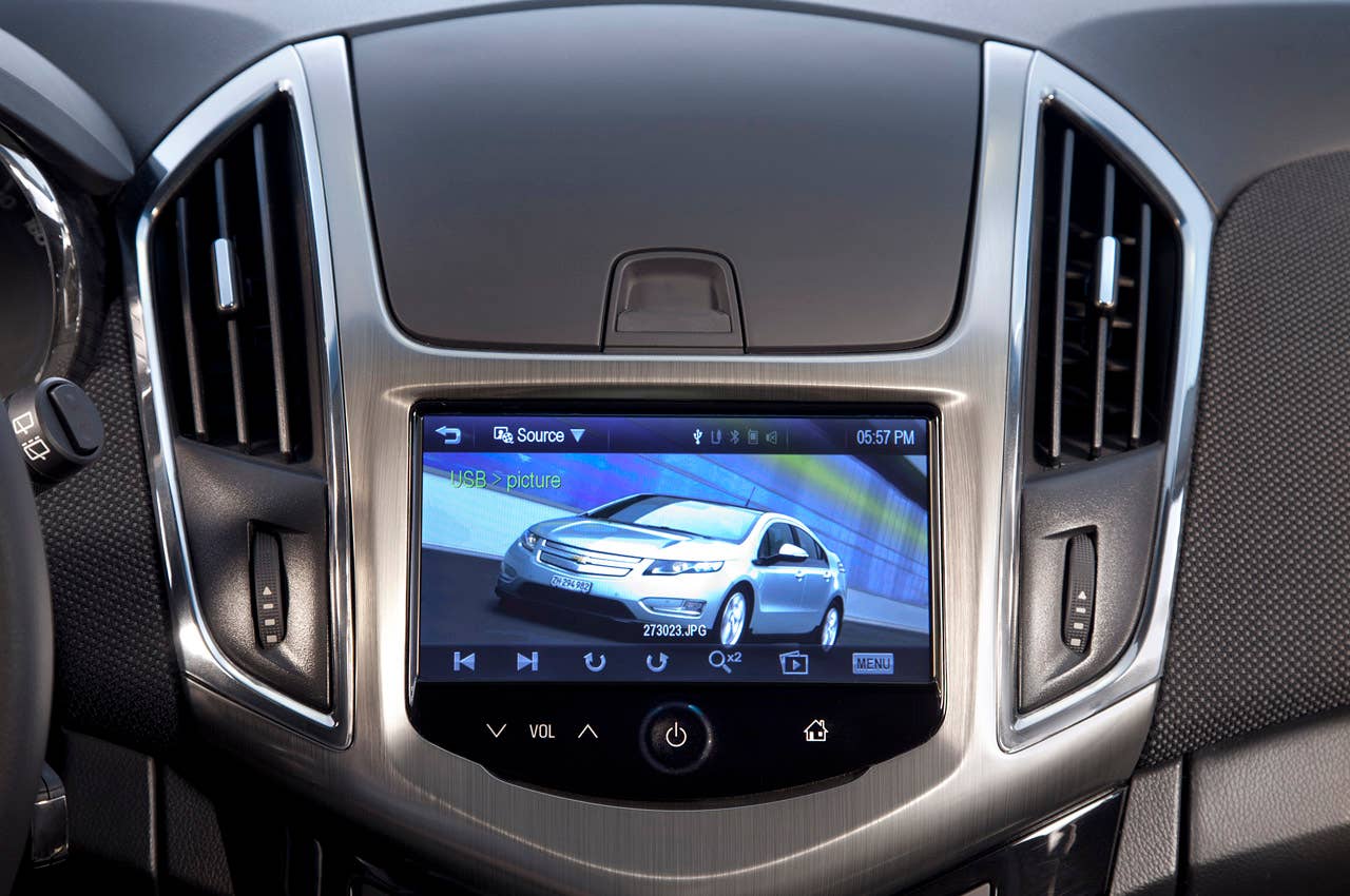 2012 Chevrolet Cruze Wagon infotainment system