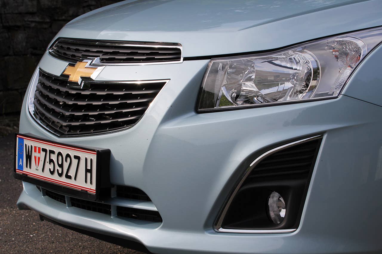 2012 Chevrolet Cruze Wagon front detail