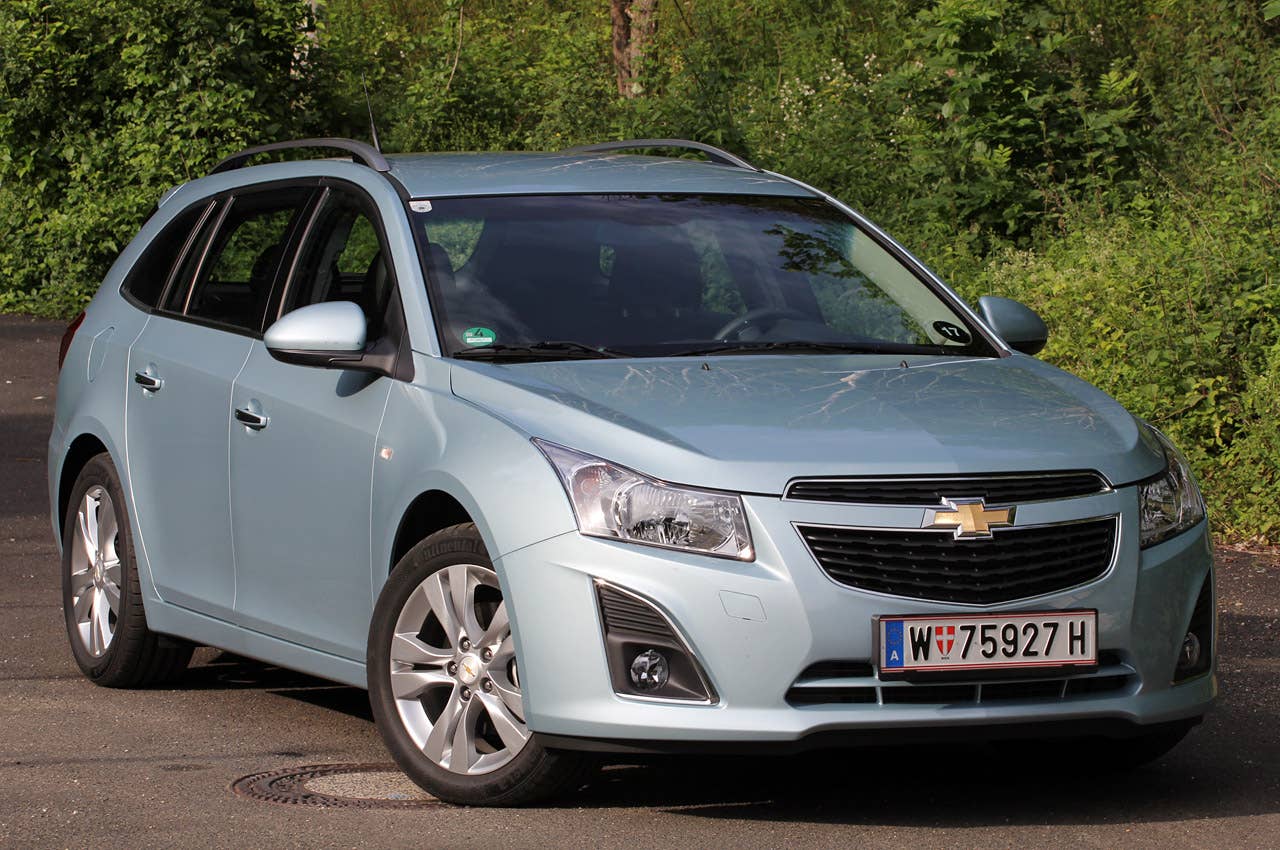 2012 Chevrolet Cruze Wagon front 3/4 view