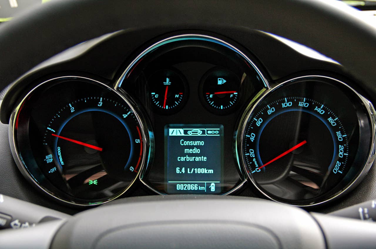 2012 Chevrolet Cruze Wagon gauges