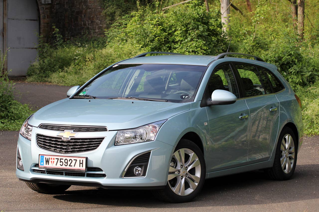 2012 Chevrolet Cruze Wagon front 3/4 view