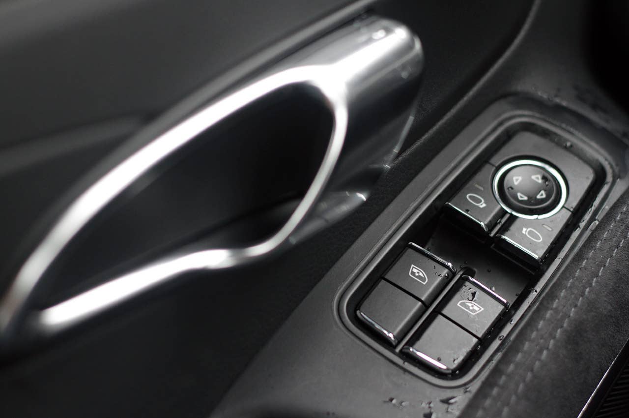 2014 Porsche 911 GT3 door controls