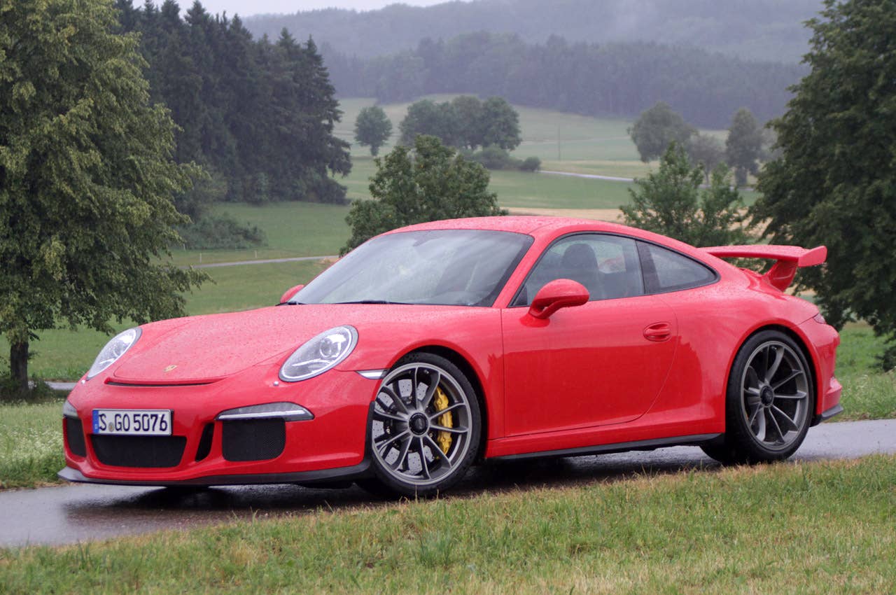 2014 Porsche 911 GT3 front 3/4 view