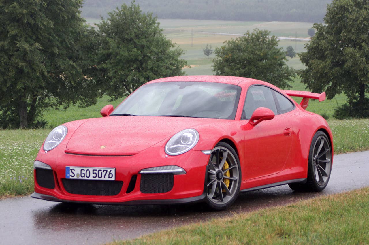 2014 Porsche 911 GT3 front 3/4 view
