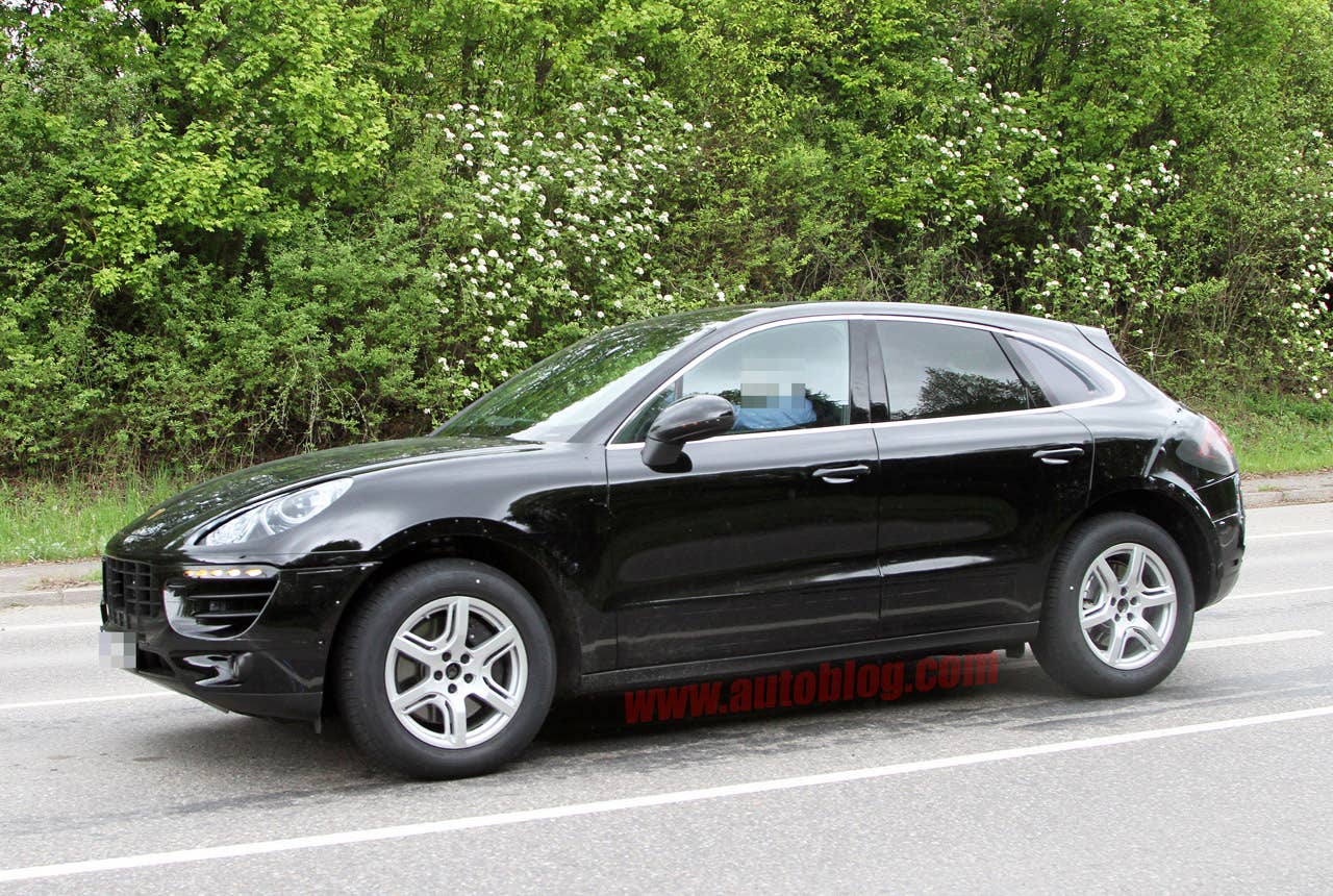 Porsche Macan side