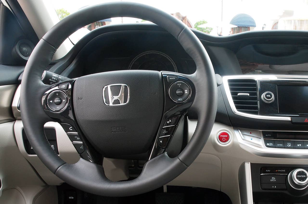 2014 Honda Accord Plug-In Hybrid steering wheel