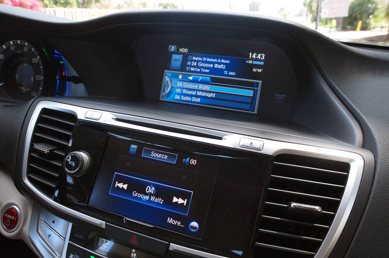 2014 Honda Accord Plug-In Hybrid multimedia displays