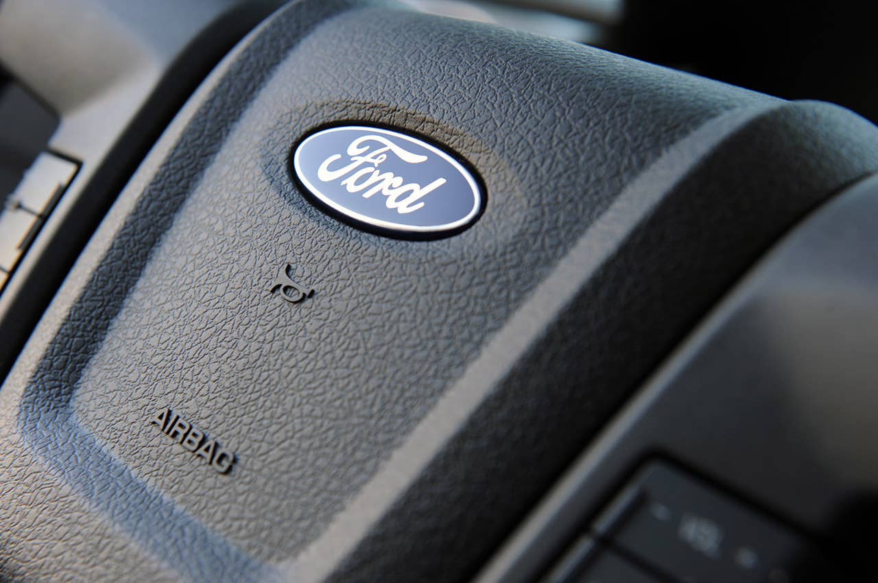 2010 Ford F-150 SVT Raptor 6.2 steering wheel