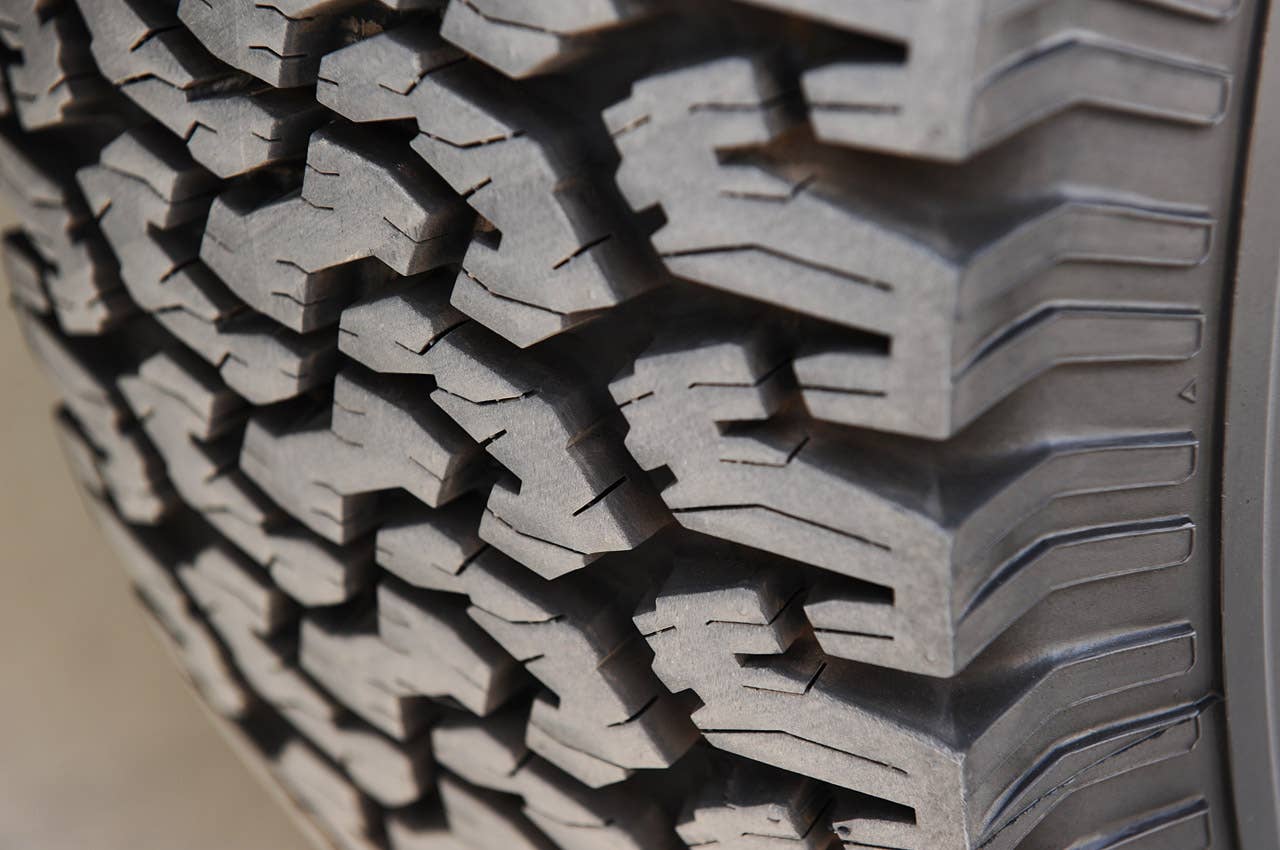 2010 Ford F-150 SVT Raptor 6.2 tire