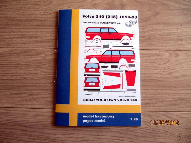 Papercraft Volvo 240 front 3/4 booklet cover