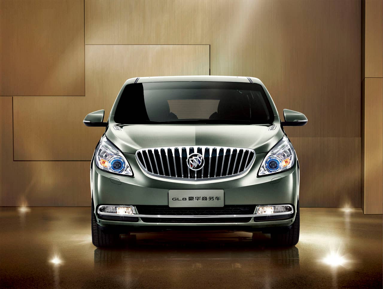 Buick GL8 Van front